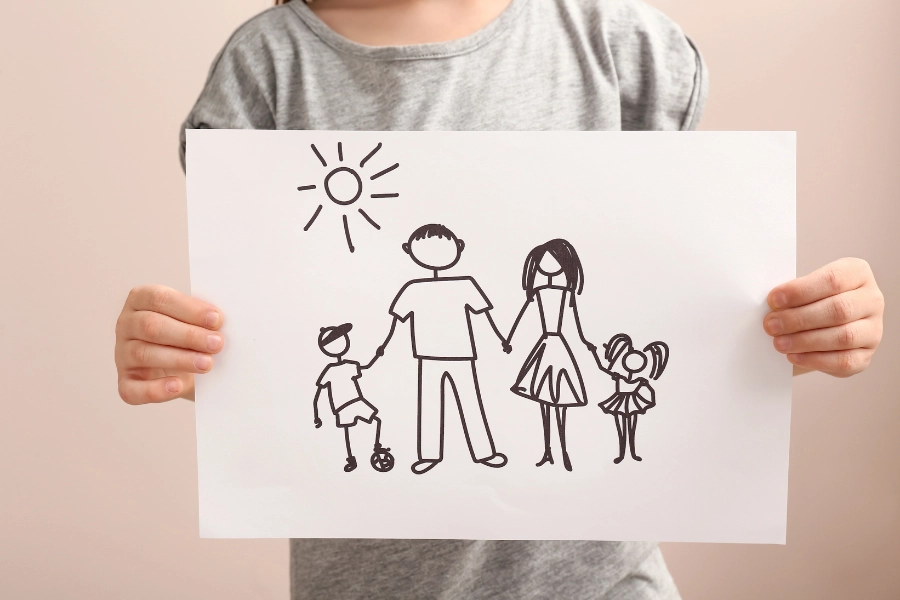 Ritad bild på en familj och ett hus